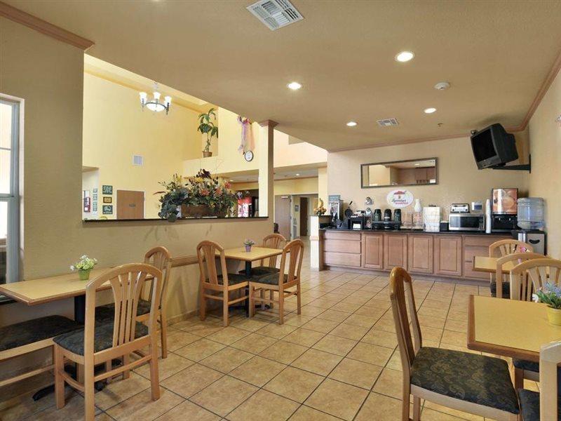 Super 8 By Wyndham San Antonio/Alamodome Area Hotel Exterior foto