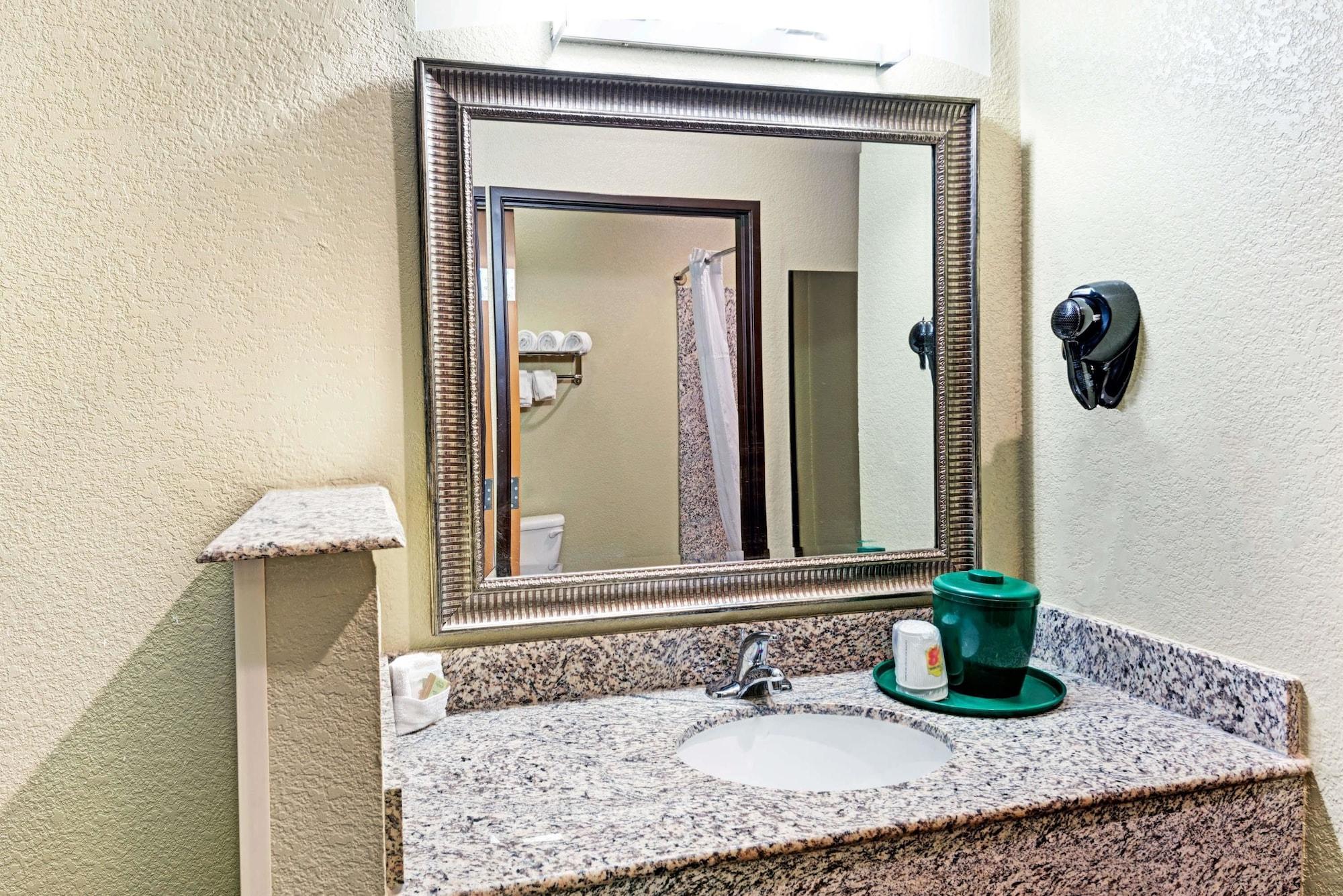 Super 8 By Wyndham San Antonio/Alamodome Area Hotel Exterior foto