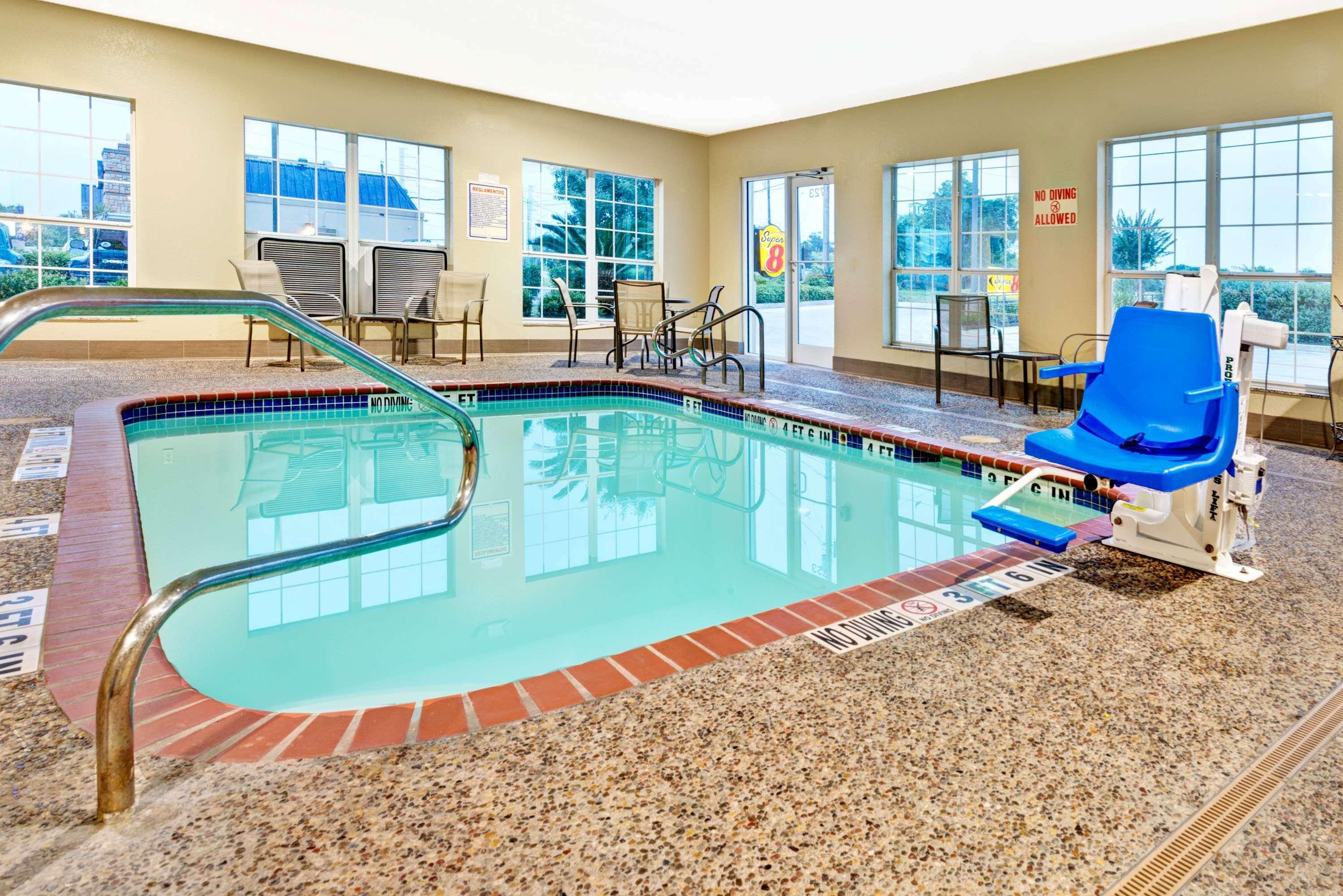 Super 8 By Wyndham San Antonio/Alamodome Area Hotel Exterior foto